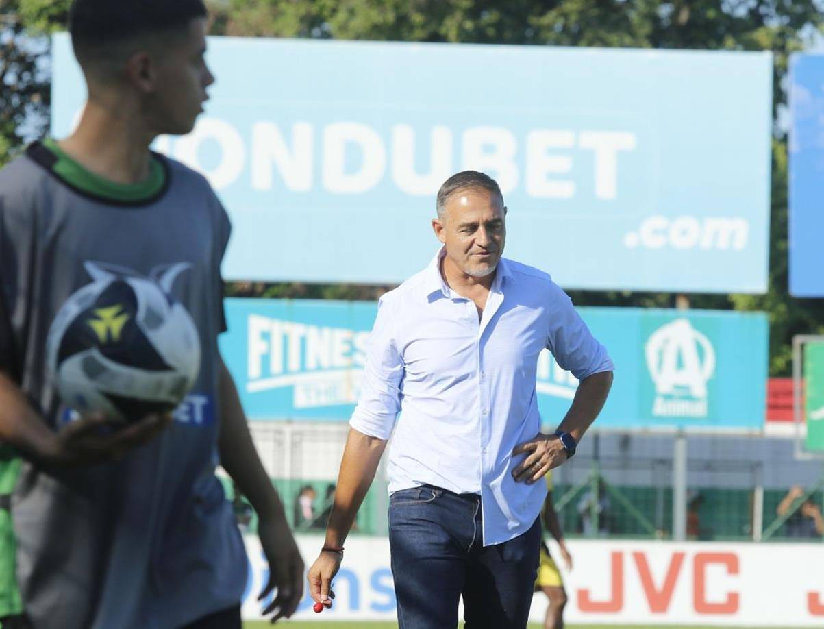 Hernán ‘La Tota‘ Medina, técnico del Marathón, sufrió un duro revés al no poder ganarle al Génesis que jugó todo el segundo tiempo con un hombre menos.