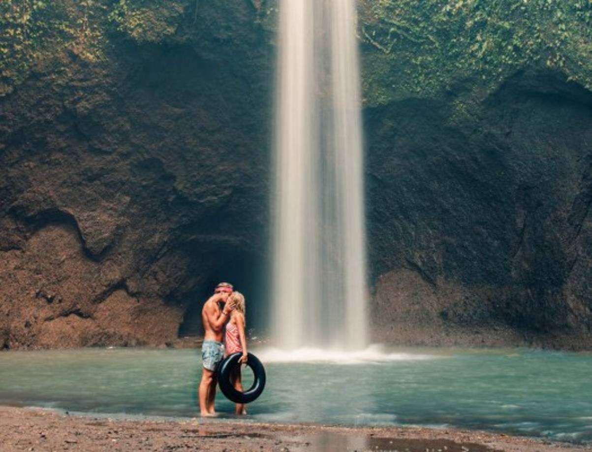 La pareja que tiene como objetivo viajar a por lo menos a un nuevo país cada mes, ha rechazado varios contratos de modelaje porque no les da el tiempo.