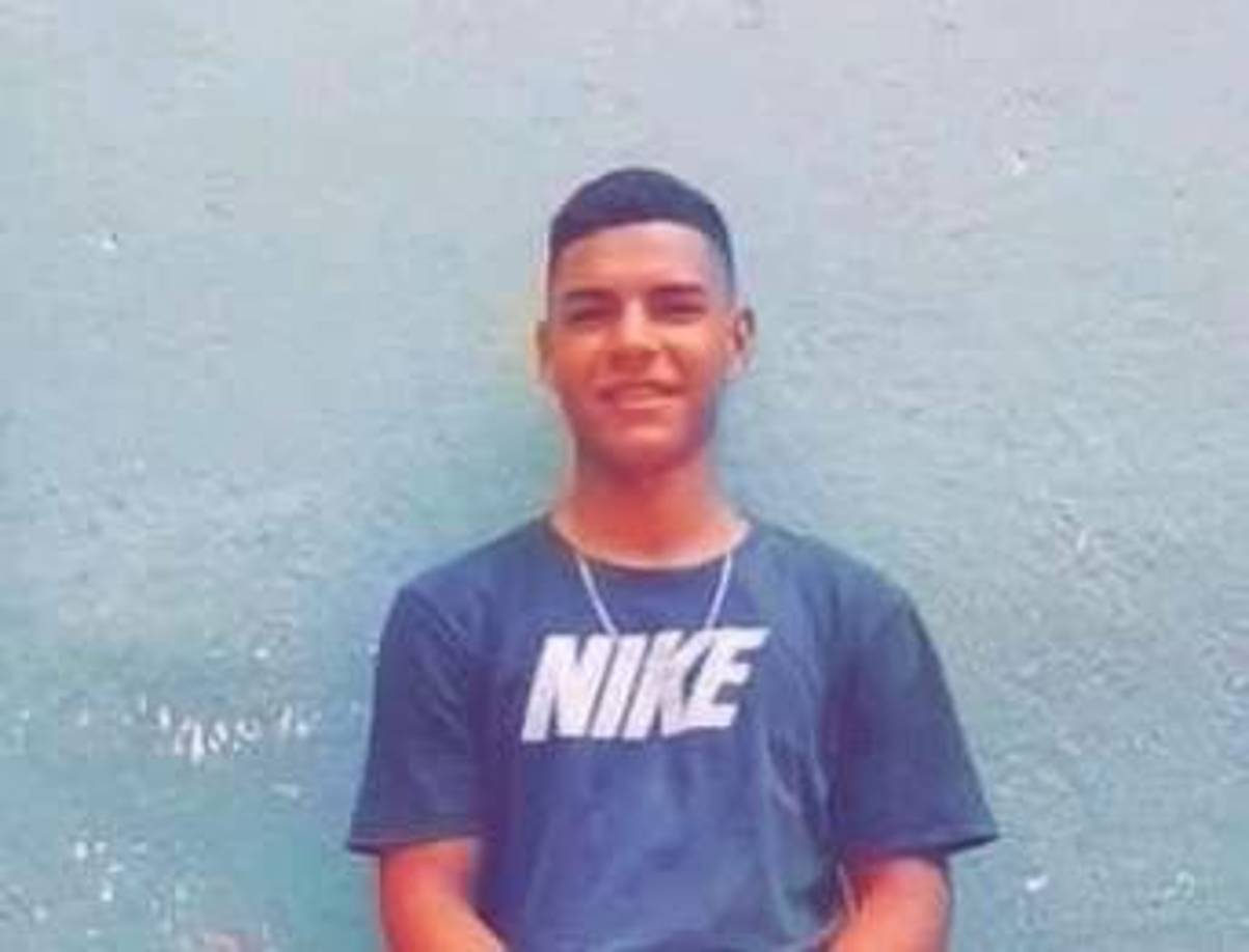 Los familiares del joven no podían creer lo ocurrido, debido a las fuertes heridas que este recibió en su cuerpo. 