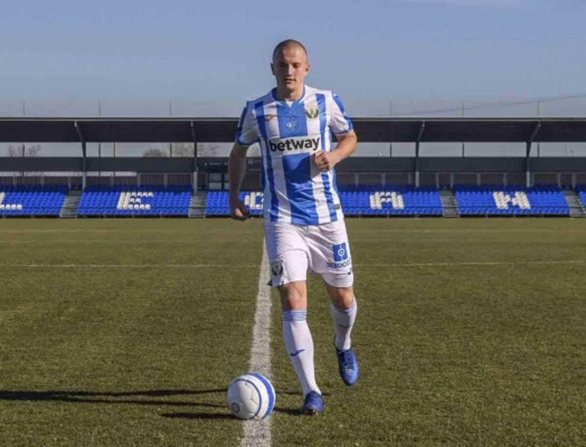 El lateral izquierdo Vasyl Kravets que milita en el Leganés, podría hacer las aletas para marcharse cedido con opción de compra de 4 millones al Barcelona y los catalanes lo mandarían al Barca B, según informa Ser Deportivo.