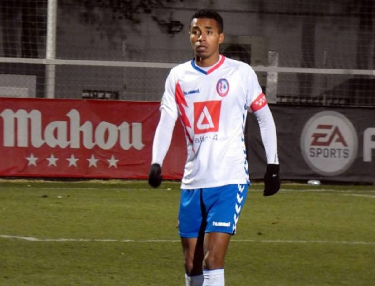 Jeisson Martínez ha despertado mucho el interés del Barcelona y Real Madrid. El joven delantero del Rayo de Majadahonda, -brillando actualmente en el grupo uno de Segunda B-, podría llegar en las próximas semanas a uno de los dos clubes más grandes de España, pues ambos le quieren incorporar para su filial. Tal y como explica ‘El Comercio’, el joven ariete peruano está en la lista de futuribles de Barça y Madrid. De 23 años y clave en la gran temporada del Rayo, -líder y con muchas opciones de subir a Segunda-, el citado medio asegura que el interés por Martínez va creciendo y podría terminar en algo firme y oficial en las próximas semanas. Foto Twitter @RMajadahonda