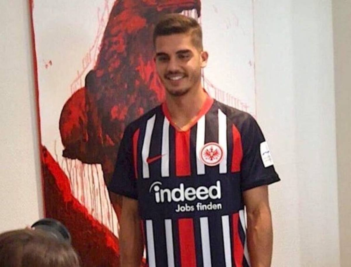 André Silva: El delantero portugués reforzará al Eintracht Frankfurt, llega procedente del AC Milan. El delantero llega cedido a préstamo por las dos próximas temporada.