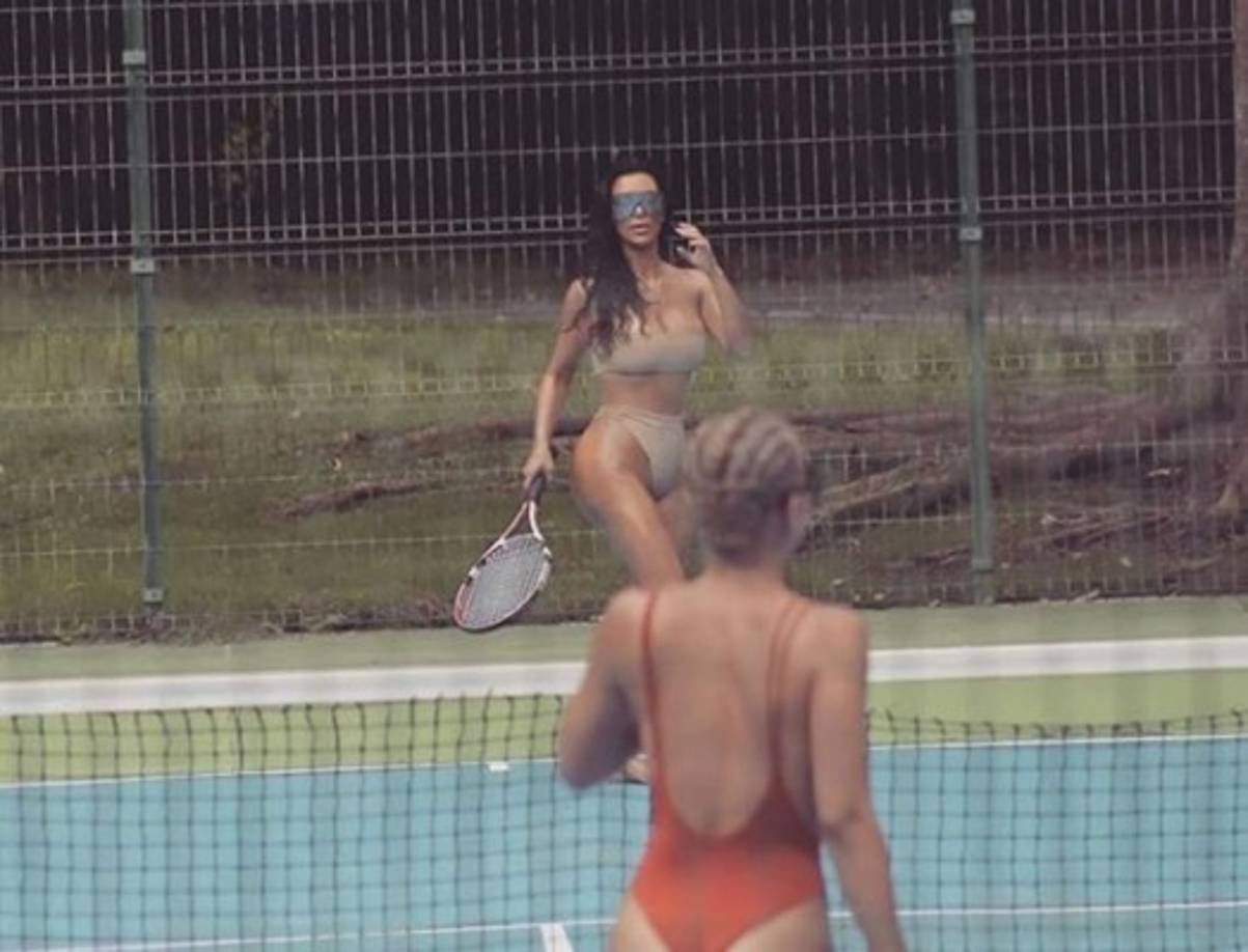 Hasta cuando se trata de jugar tenis Kim disfruta de utilizar un sexy traje de baño.