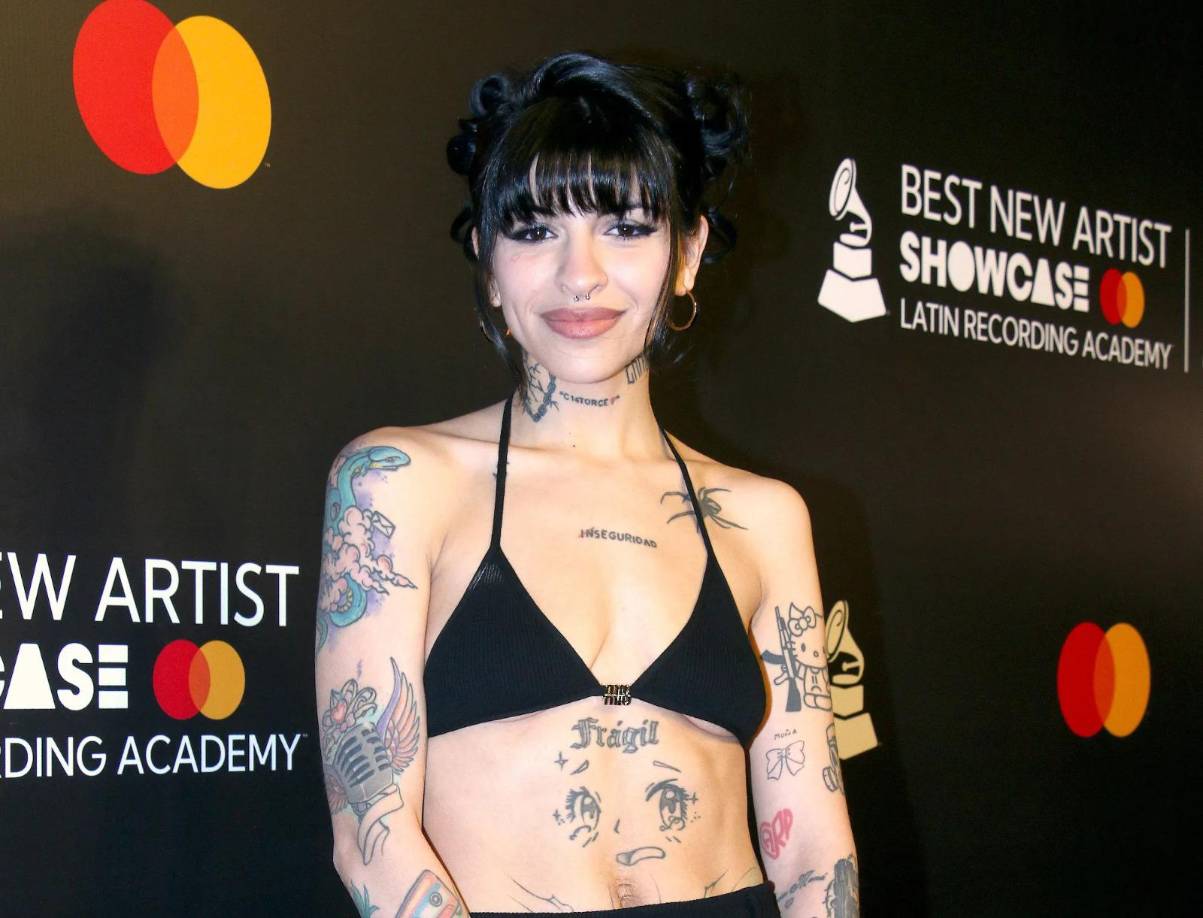 “Yo no peleo por cuero, mami, quédate con él”, menciona Cazzu en un lapso de la canción.