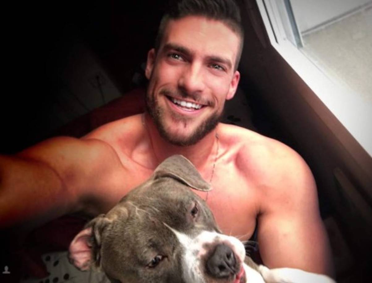 Con una sexy sonrisa y posando junto a un cachorro dan como resultado una bomba perfecta para derretir a sus seguidoras.