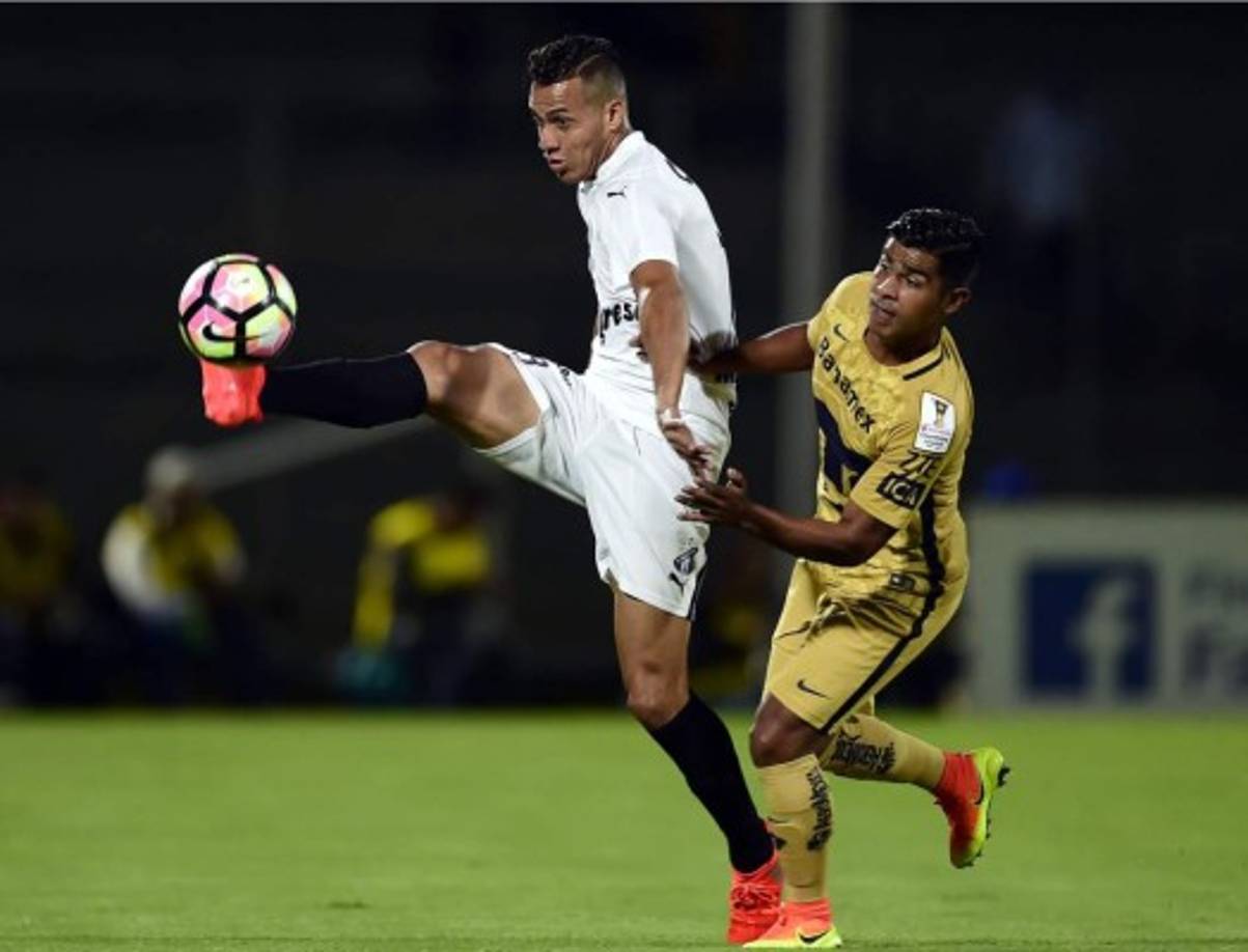El delantero Ángel Tejeda controla el balón ante la marca de Orlando Martínez.