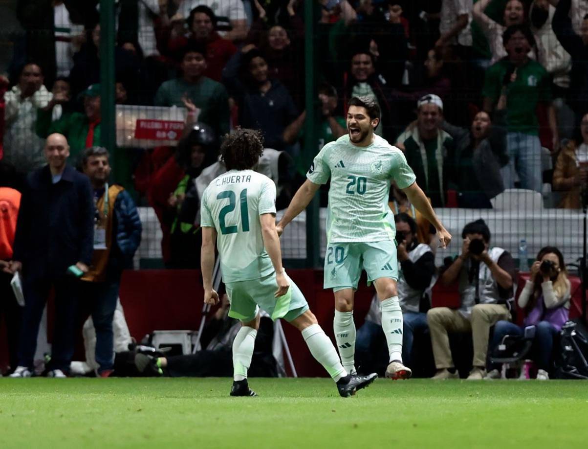 Henry Martín festejando uno de sus goles de la noche en Toluca. Fue la figura del partido al entrar de cambio y marcar un doblete.