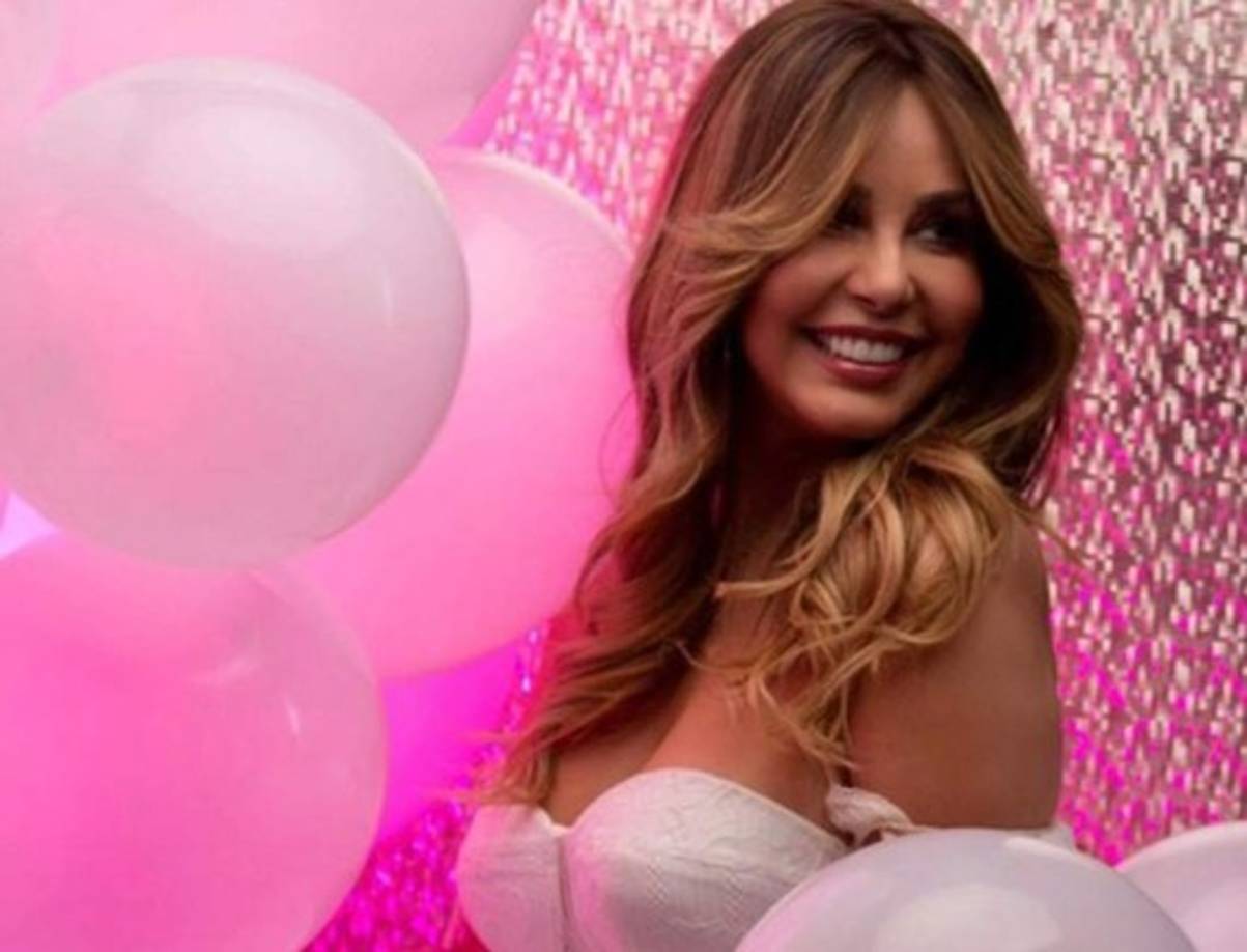 Los años pasan y la guapa presentadora Mirka Dellanos luce cada vez más hermosa. Para muchos a sus 53 años luce una silueta de quinceañera y no tiene nada que enviardarle a su hija Alexa Dellanos.