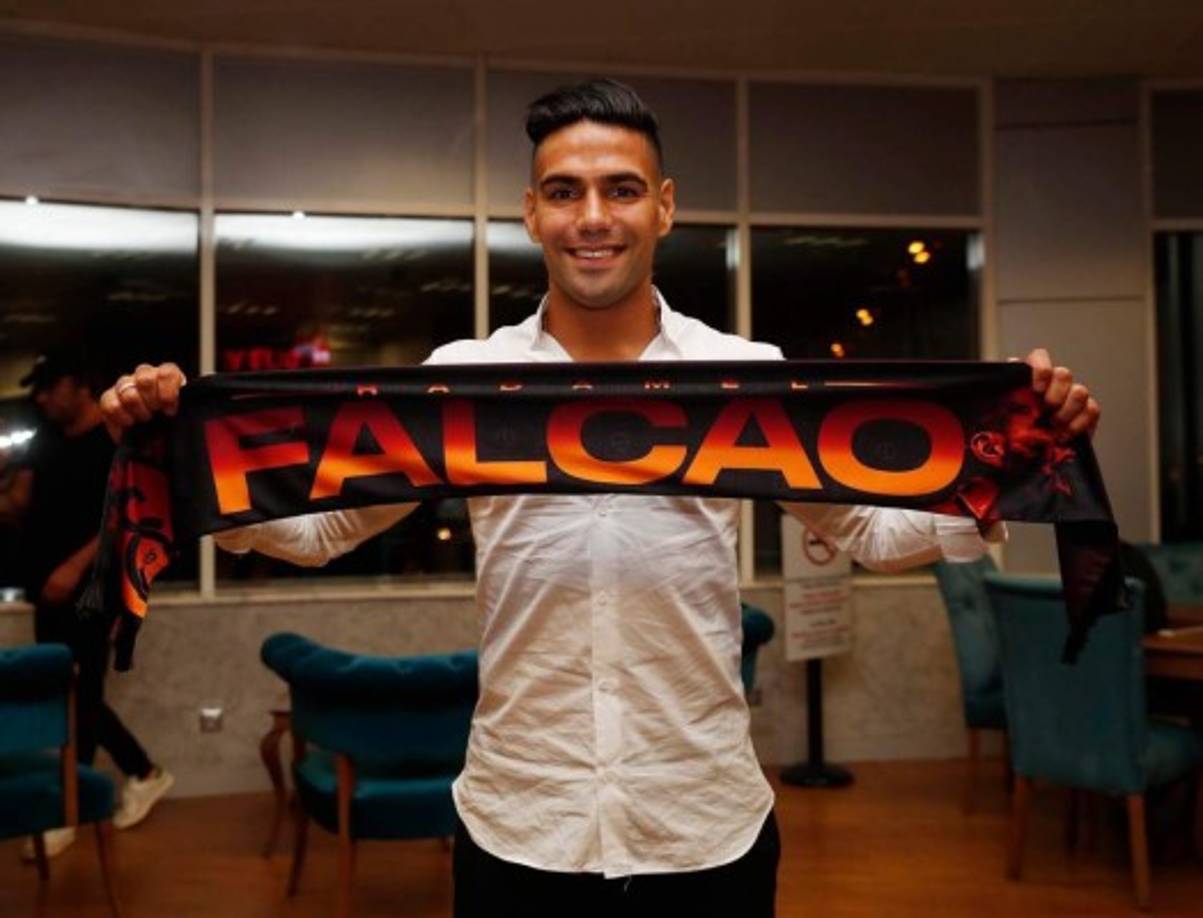 Radamel Falcao ya aterrizó en Turquía para cerrar su fichaje por el Galatasaray. El delantero colombiano fue bien recibido por los aficionados. Llega procedente del Mónaco.