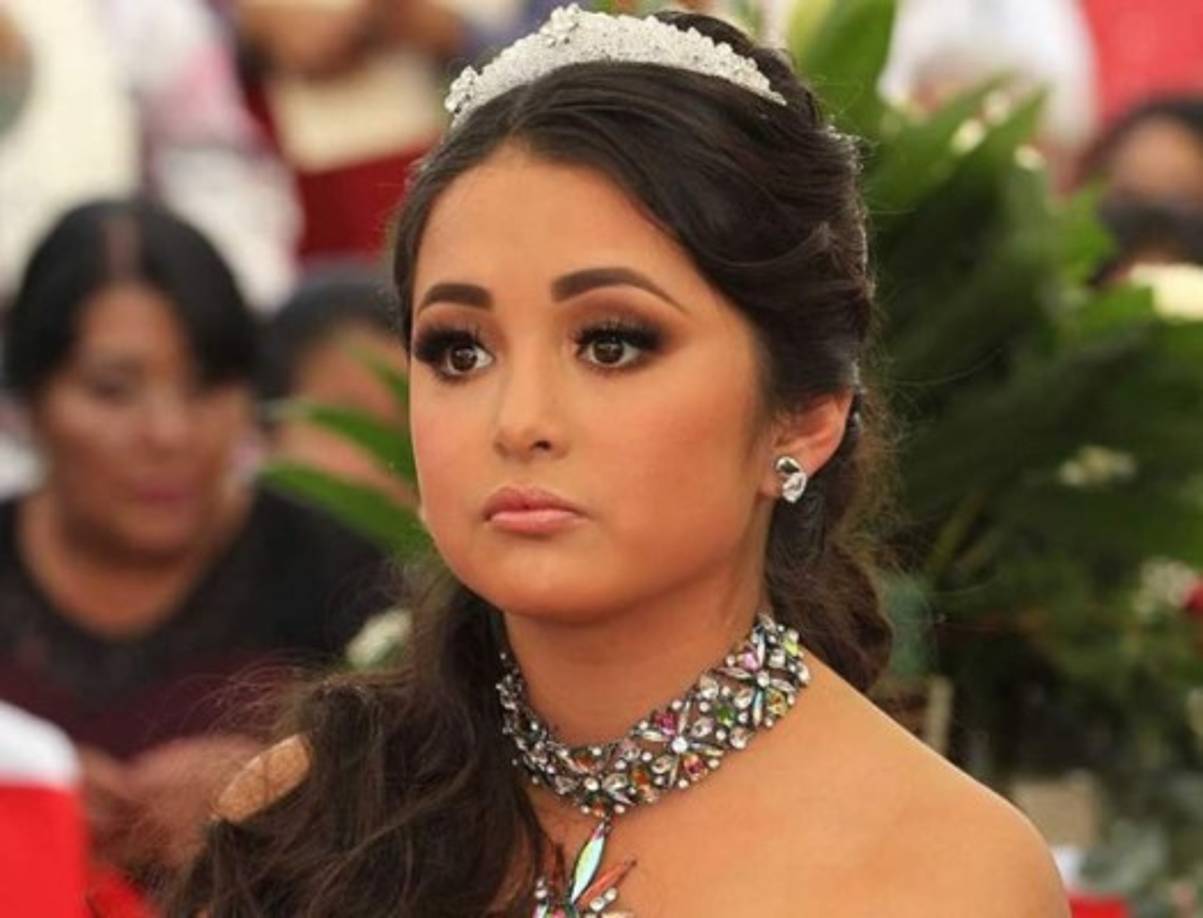 Así quedó Rubí después de las dos horas que estuvo en la sesión de maquillaje, pero no la estaba pasando bien, su cara lo dice todo.