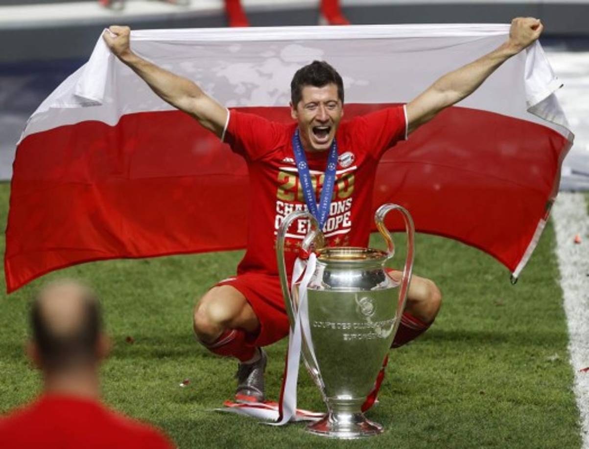 El festejo especial de Robert Lewandowski, con la bandera de Polonia y la Orejona.
