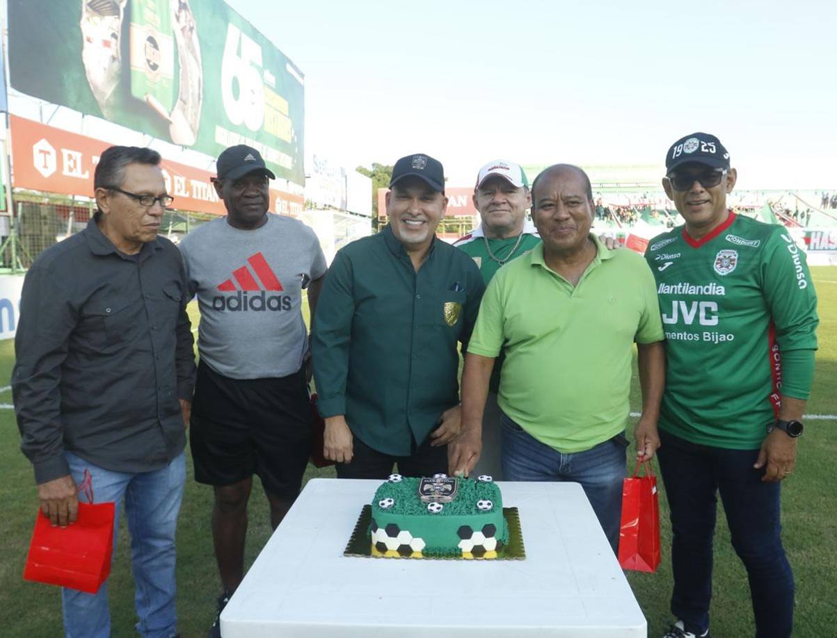 El pastel que la directiva del Marathón partió en el Yankel por el 99 aniversario del club verdolaga.
