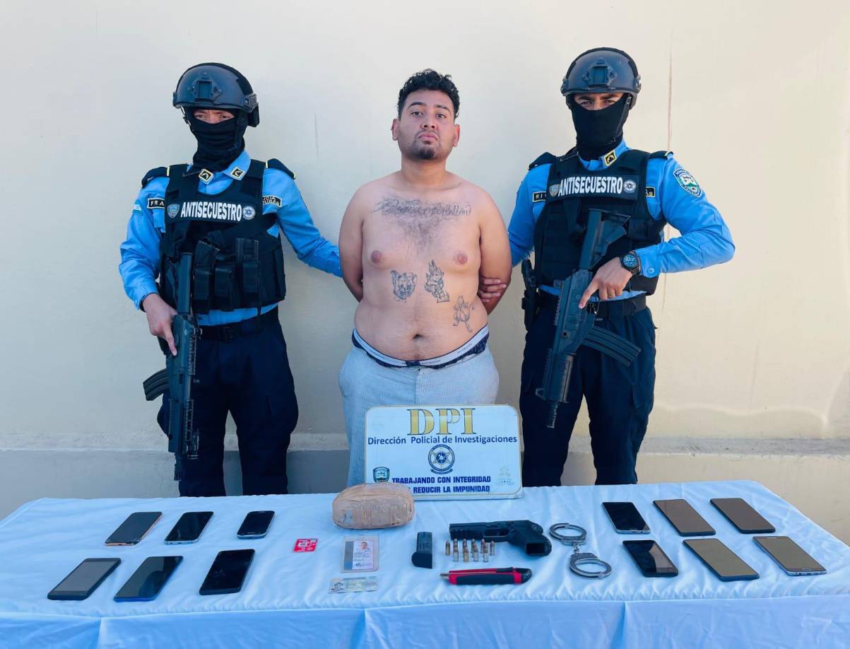 Además, una pistola 9 milímetro negra marca Rex Zero, negra con serie A05546.