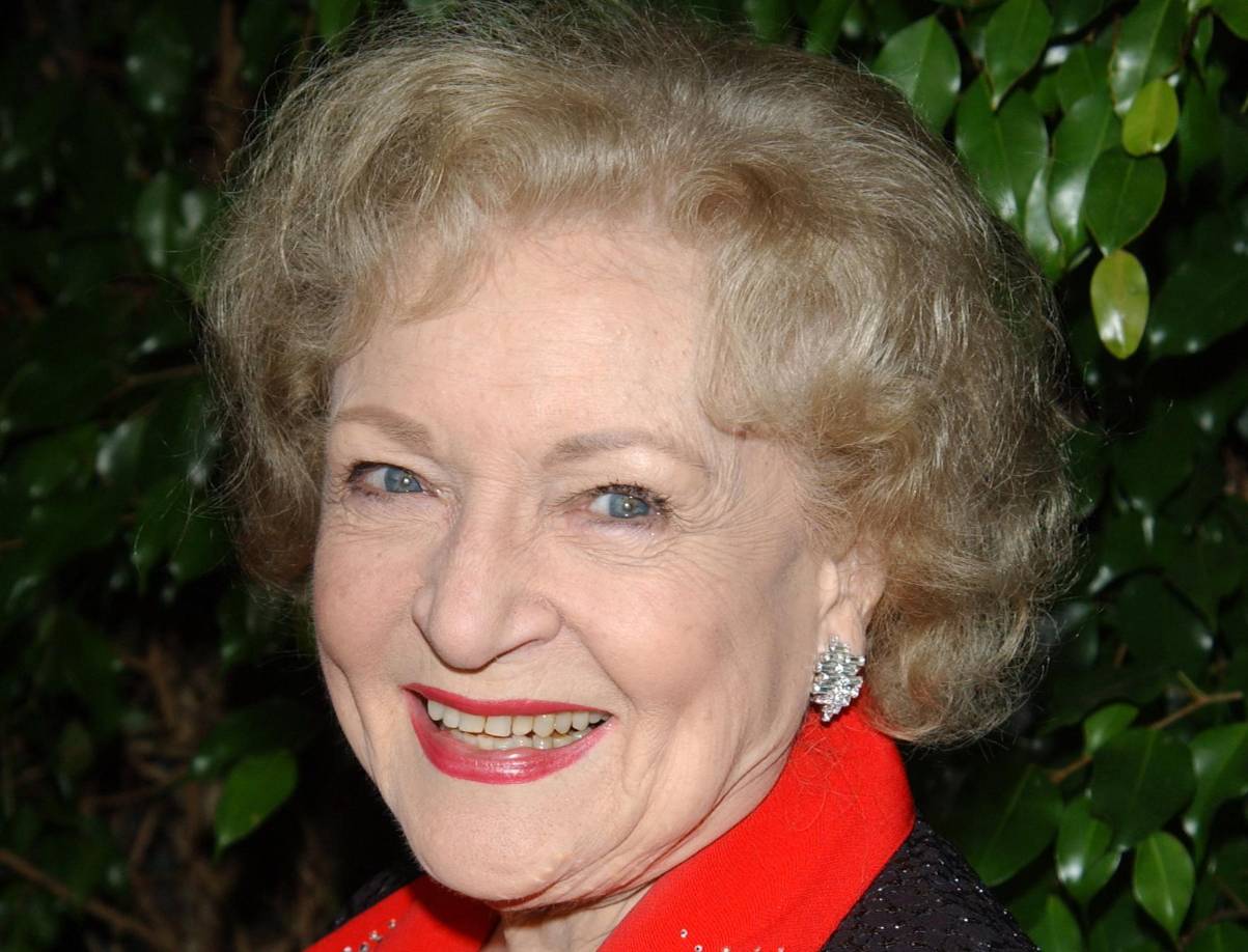 Hollywood y el mundo del espectáculo en Estados Unidos se unieron en el último día de 2021 para despedir y rendir tributo a Betty White, la legendaria actriz de “The Golden Girls” (1985-1992) que falleció este viernes a los 99 años.