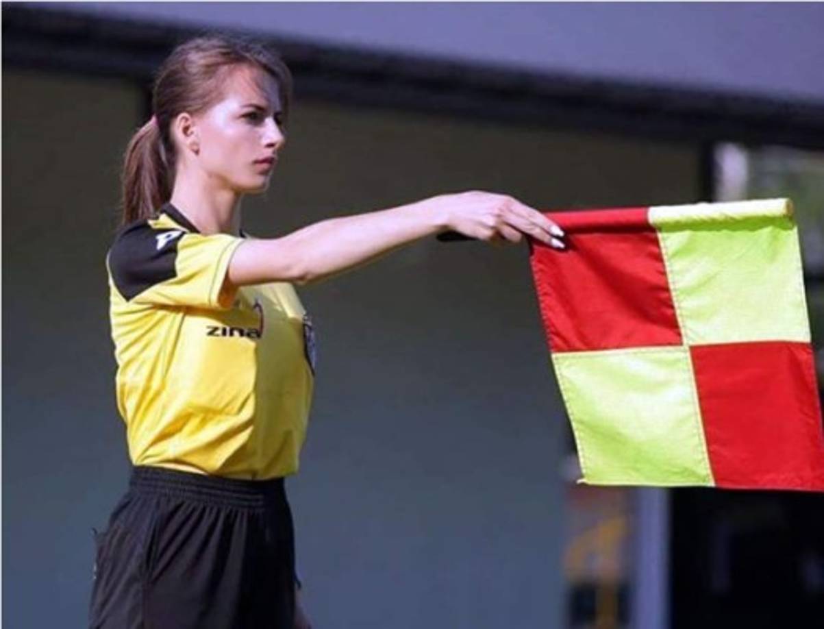 La joven polaca, originaria de la ciudad de Cracovia, también es asistente de árbitro.