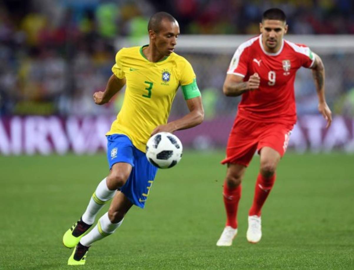 Mauricio Galiotte, presidente del Palmeiras, ha asegurado en Globoesporte que está interesado en el fichaje de Miranda, jugador del Inter de Milán que está disputando el Mundial con Brasil. 'Sí, seguimos a grandes futbolistas, pero es muy complicado por el salario, la familia, los acuerdos con sus clubes... Aunque si hay una oportunidad, vamos a hacerlo para fortalecer el equipo, porque queremos un título este año'.