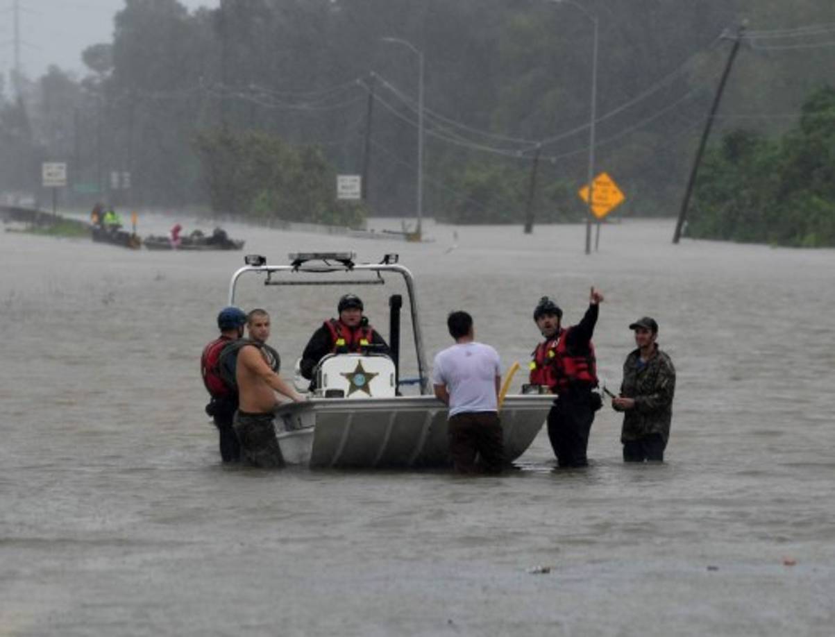 Además de 20 helicópteros, se movilizaron varios botes para atender la emergencia.