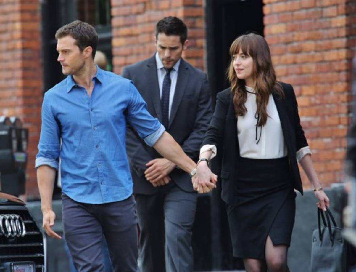 'Cincuenta Sombras más Oscuras' arranca con un Christian Grey herido, tratando de persuadir a Ana para que vuelva a su lado, cuando figuras oscuras de su pasado comienzan a asediarlo.<br/><br/>