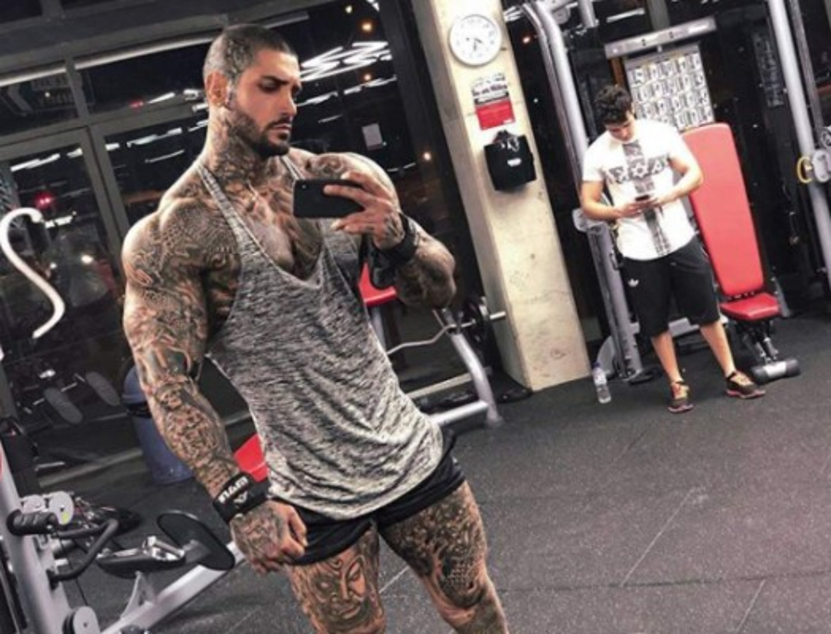 Balapour ha invertido más de 70,000 dólares en su cuerpo, incluyendo los tatuajes que cubren toda su piel y dientes con incrustaciones de diamantes y plata.