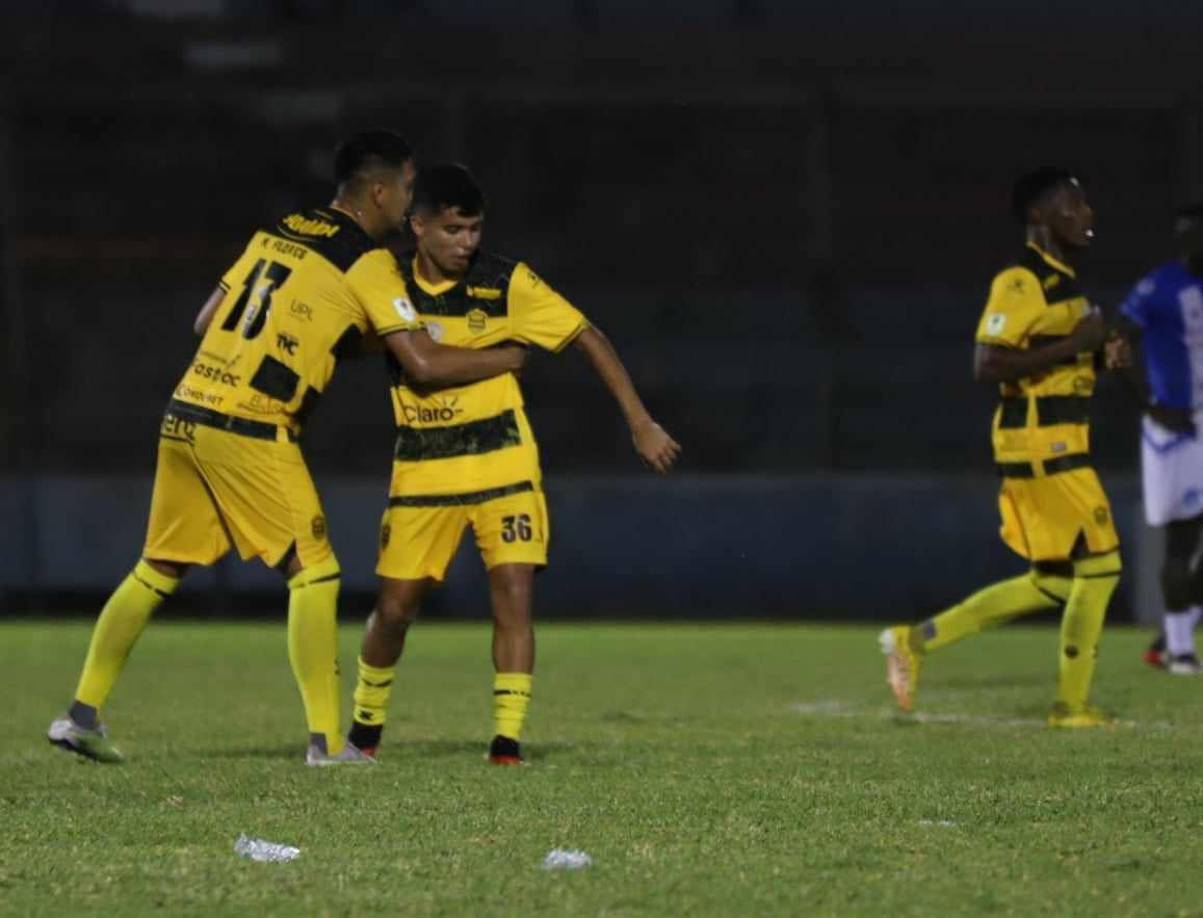 Roberto Osorto en el minuto 61’ también hizo presente en el marcador para colocar el 3-3 en la fiesta de goles en La Ceiba.