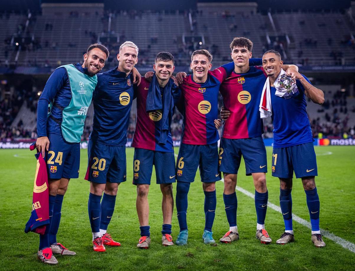 Erick García, Dani Olmo, Pedri, Gavi y Raphinha posaron felices con el MVP Pau Cubarsí.