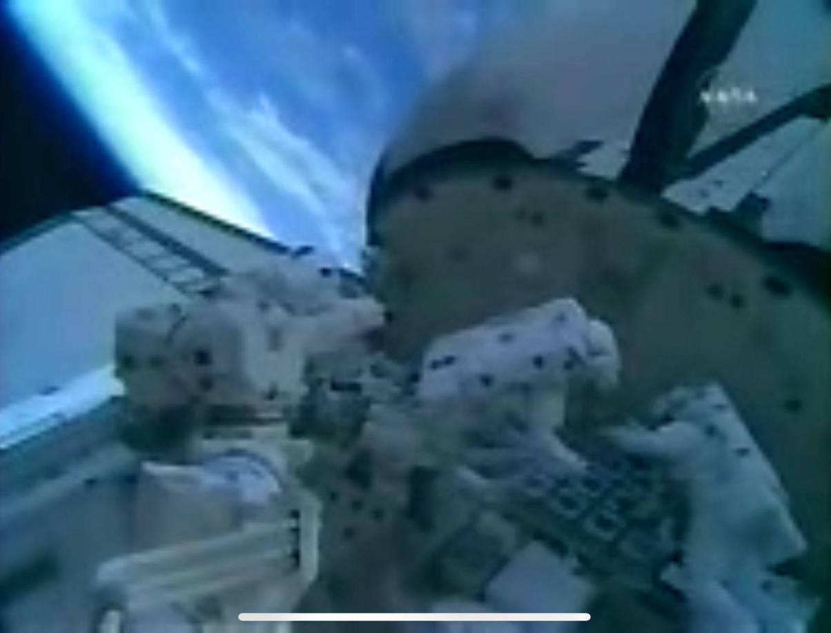 Control de la Misión mencionó que la trayectoria de la bolsa representa un bajo riesgo de colisión con la estación espacial.