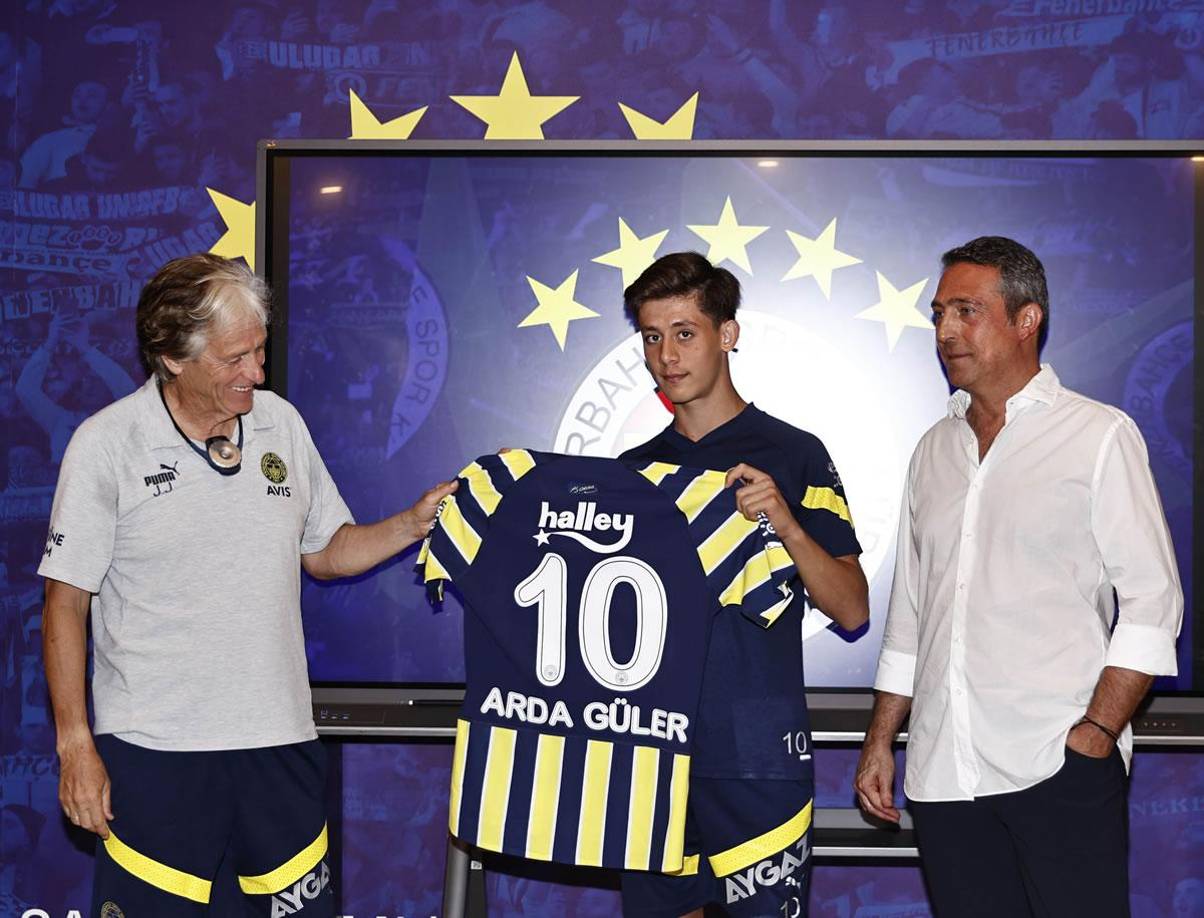 Sin embargo iba a ser en su segunda temporada en el Fenerbahce en el que llegaría su explosión, recibiendo el mítico ‘10’ en el club turco.