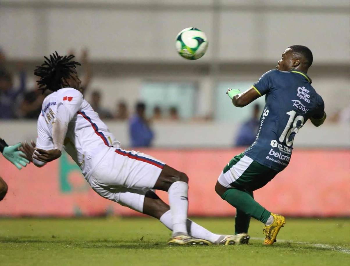 José García salvó al Olimpia tras bloquear este disparo cercano de Júnior Lacayo dentro del área.