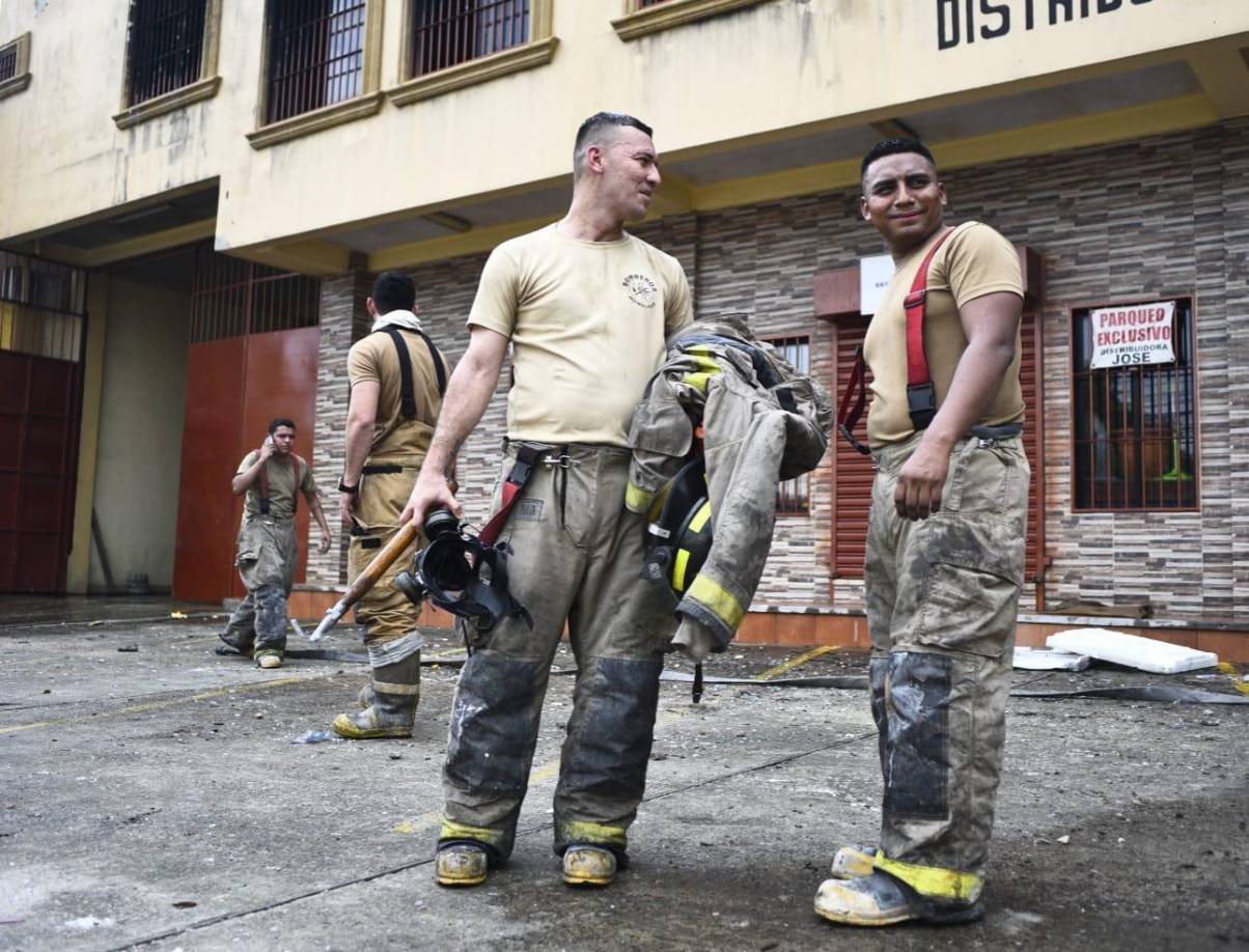 Un total de 54 elementos de bomberos trabajaron arduamente para controlar el fuego. Una labor exhaustiva que denota la importante labor que el Cuerpo de Bomberos realiza ante este tipo de siniestros.