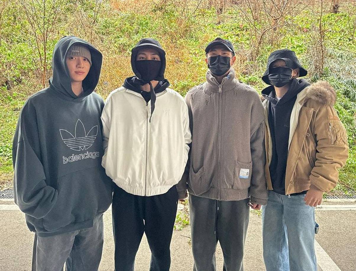 Curiosamente, Spring Day alcanzó el puesto número uno en el ranking de iTunes poco después de que RM, V, Jimin y Jungkook ingresaran al ejército surcoreano para cumplir con su servicio militar obligatorio, el 11 y 12 de diciembre 2023 respectivamente. 