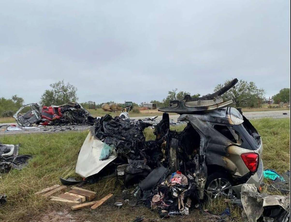 Luego de estar huyendo de las autoridades locales, el vehículo Honda pasó por un tráiler en una zona donde se le prohibía el paso. Después, el carro se estrelló contra una Chevy SUV, de acuerdo con el teniente Chris Olivarez, del Departamento de Seguridad Pública de Texas. 