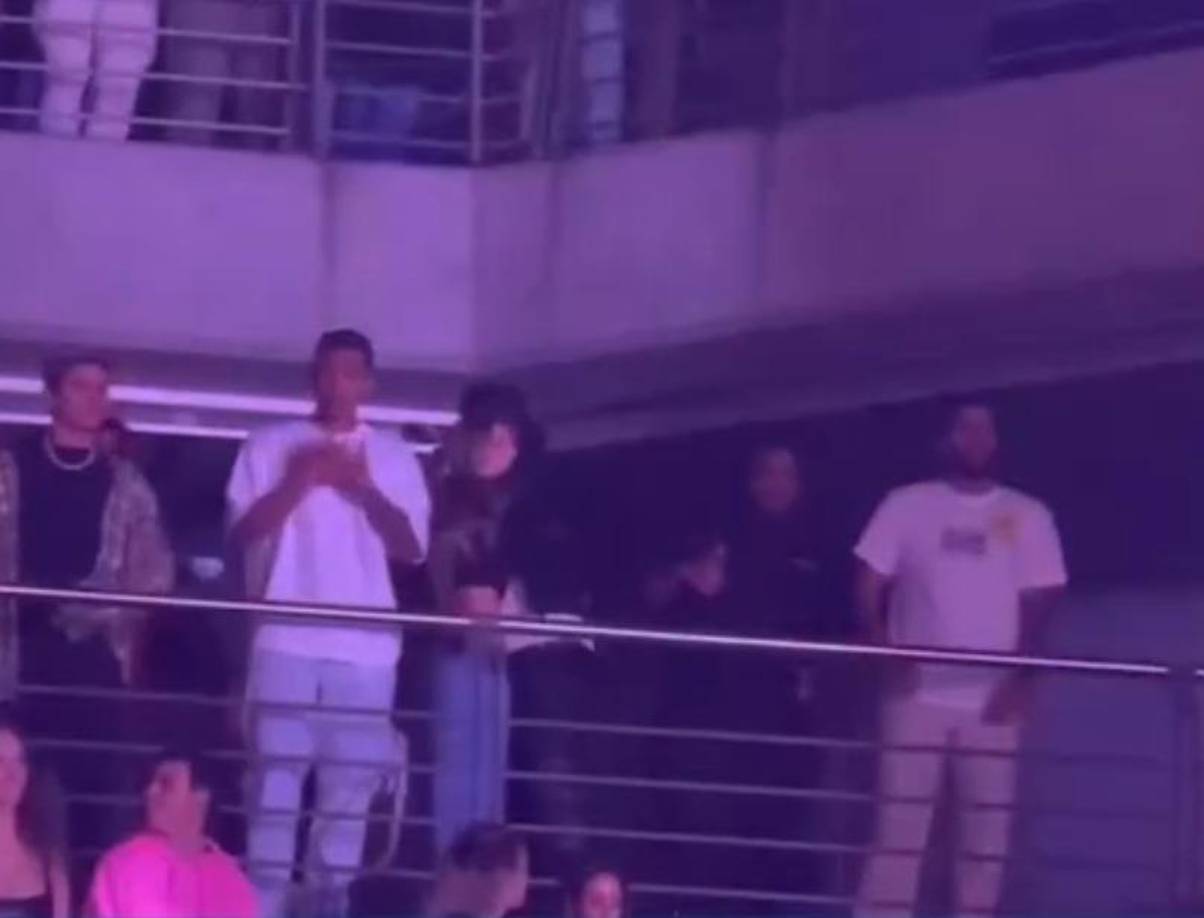 Muchos argumentan que se podría tratar de la nueva pareja del crack del Real Madrid. El brasileño y la modelo estuvieron abrazándose durante el concierto.