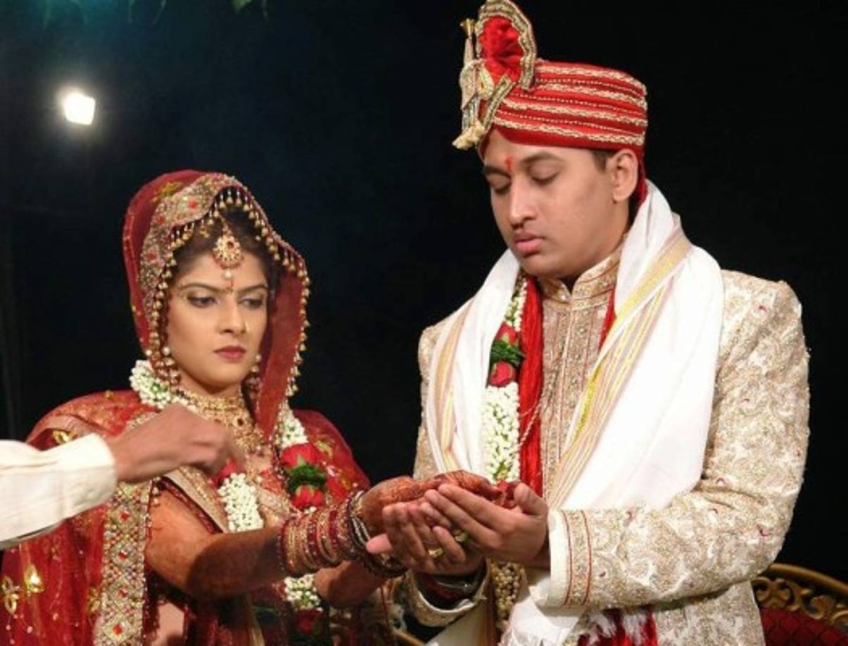 En la India, durante muchos siglos, se acostumbraba llevar anillos solo en la mano derecha porque la mano izquierda era ”sucia'. Hoy en día se les permite ponerse los anillos de bodas en la mano que sea.