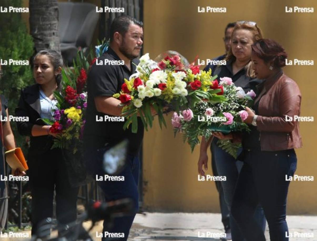La joven fue enterrada en el cementerio San Miguel Arcángel de Tegucigalpa, hasta donde llegaron familiares, amigos y compañeros de la universidad donde estudiaba Ramírez Iglesias.
