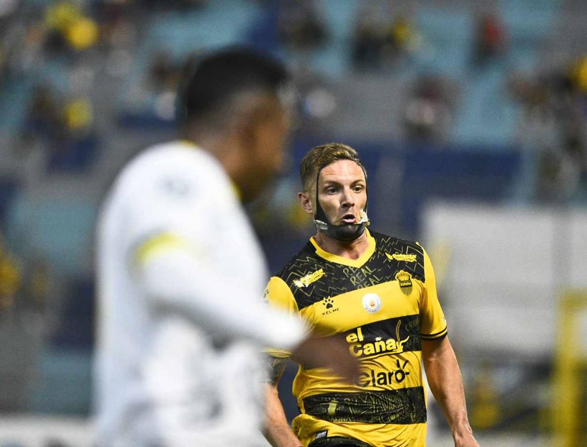 Sebastián Hernández con un vendaje especial en la barbilla tras sufrir una herida por un duro choque con la cabeza de un jugador del Juticalpa FC.
