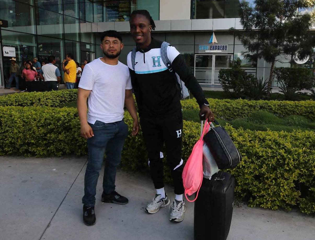 Román Rubilio Castillo posando con un aficionado a la salida de la terminal aérea.