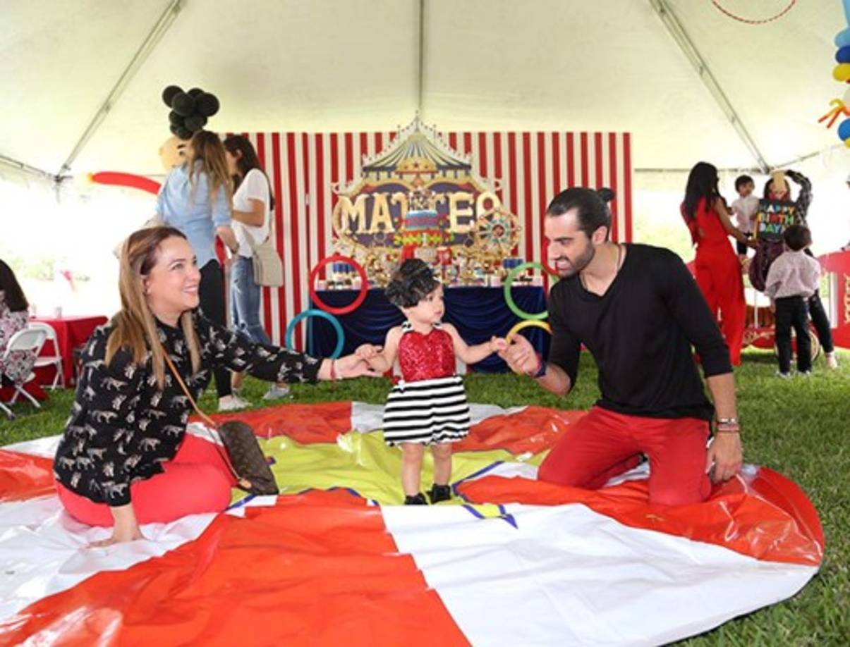 Adamari López y Tony Costa en la celebración de Matteo.