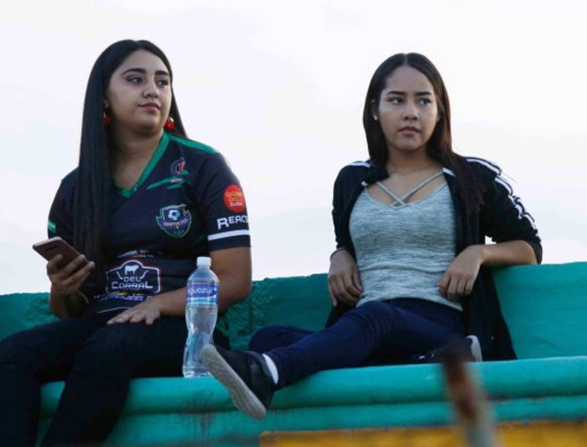 El Santos FC contó con el apoyo de sus guapas aficionadas.