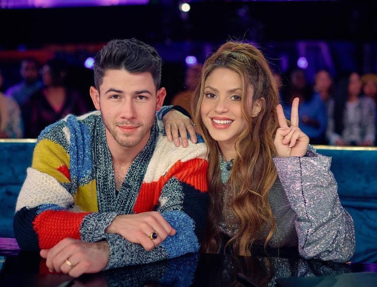Desde el 31 de mayo, Shakira participa en el programa Dancing With Myself de la cadena NBC los Estados Unidos. Tiene de compañero a Nick Jonas con quien ha interactuado en videos virales bailando salsa. Y los medios tras su ruptura con Piqué no dudaron en vincularla, falsamente, con el joven cantante.