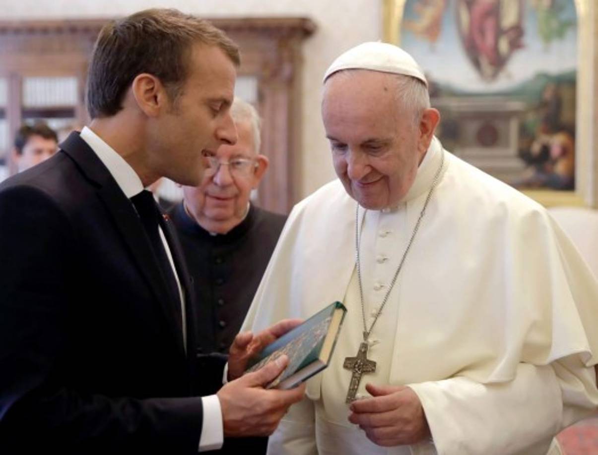 Macron entregó a Francisco una antigua edición del libro 'Diario de un cura rural' de Georges Bernanos, mientras que el pontífice le regaló el medallón que representa a San Martín de Tours, patrón de Buenos Aires y que se quitó su manto para entregarlo a los pobres.