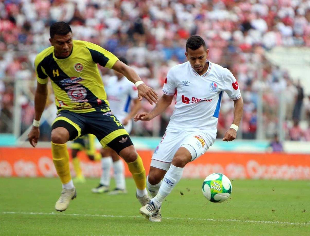 Edwin Rodríguez conduciendo el balón ante la marca de Sergio Peña.