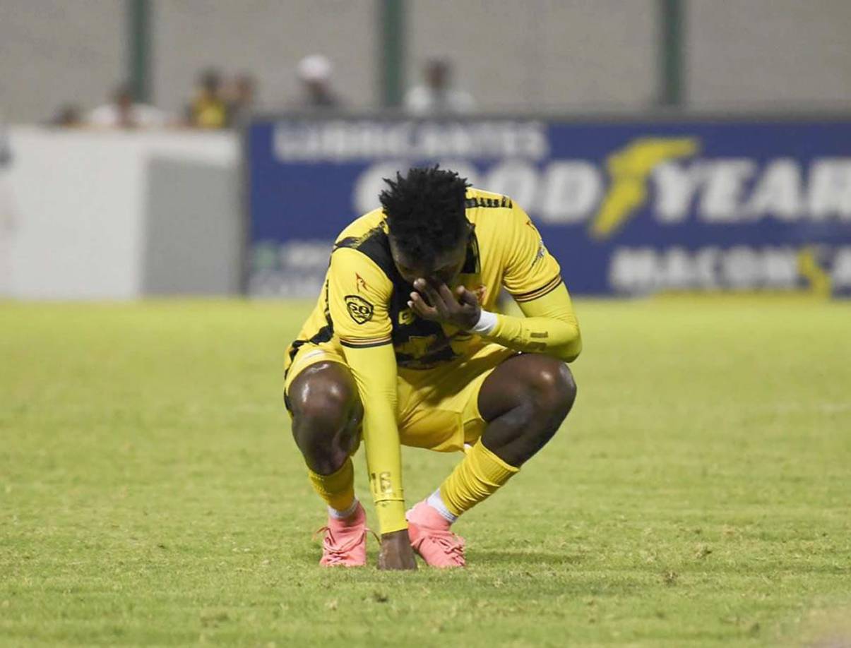 Elmer Gúity, cabizbajo y triste por la derrota del Génesis de Comayagua.