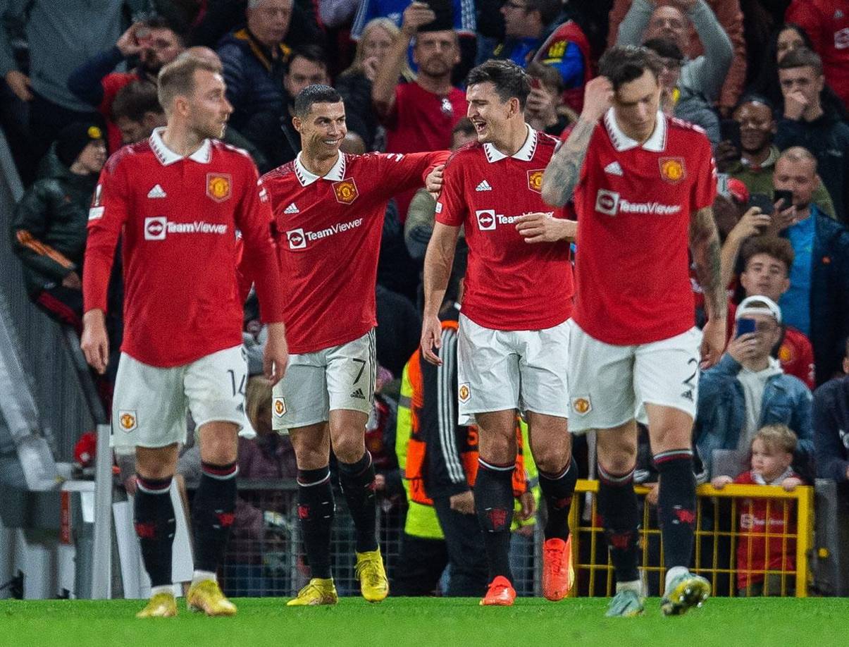 Cristiano Ronaldo recibió las felicitaciones de sus compañeros del Manchester United.