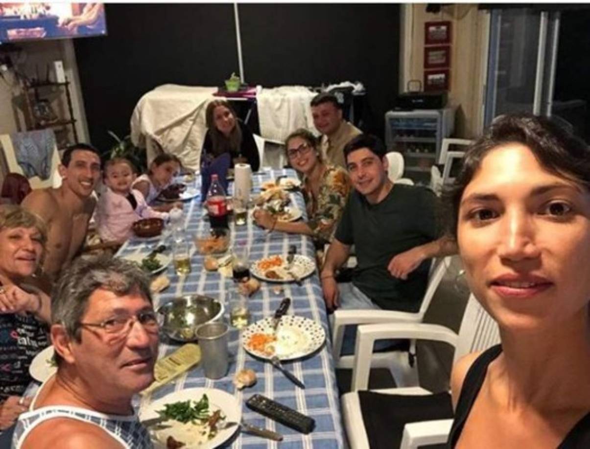 Ángel Di María, jugador del París Saint Germain, con su familia en Argentina.