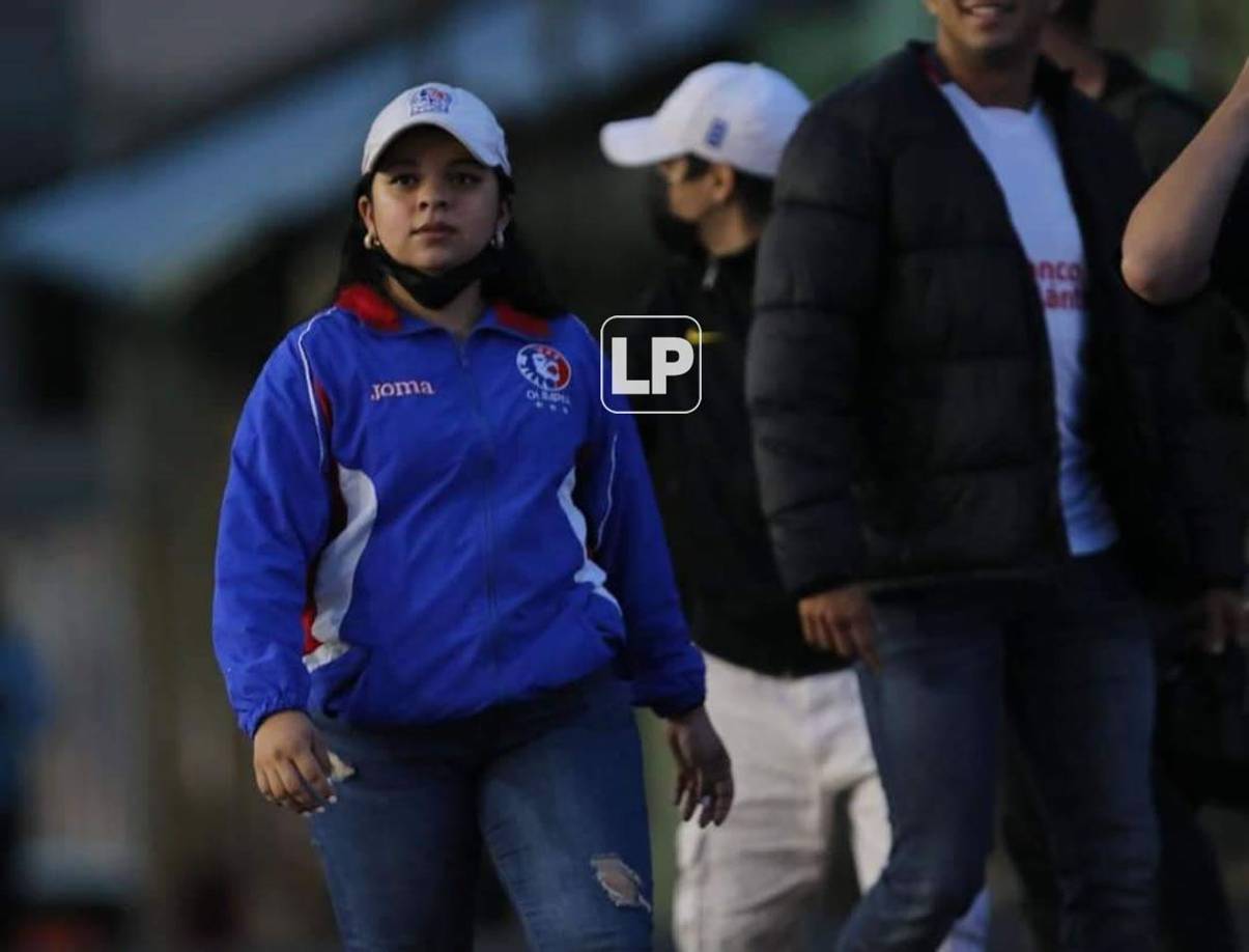 Debido a las lluvias, esta aficionada llegó al estadio bien abrigada.