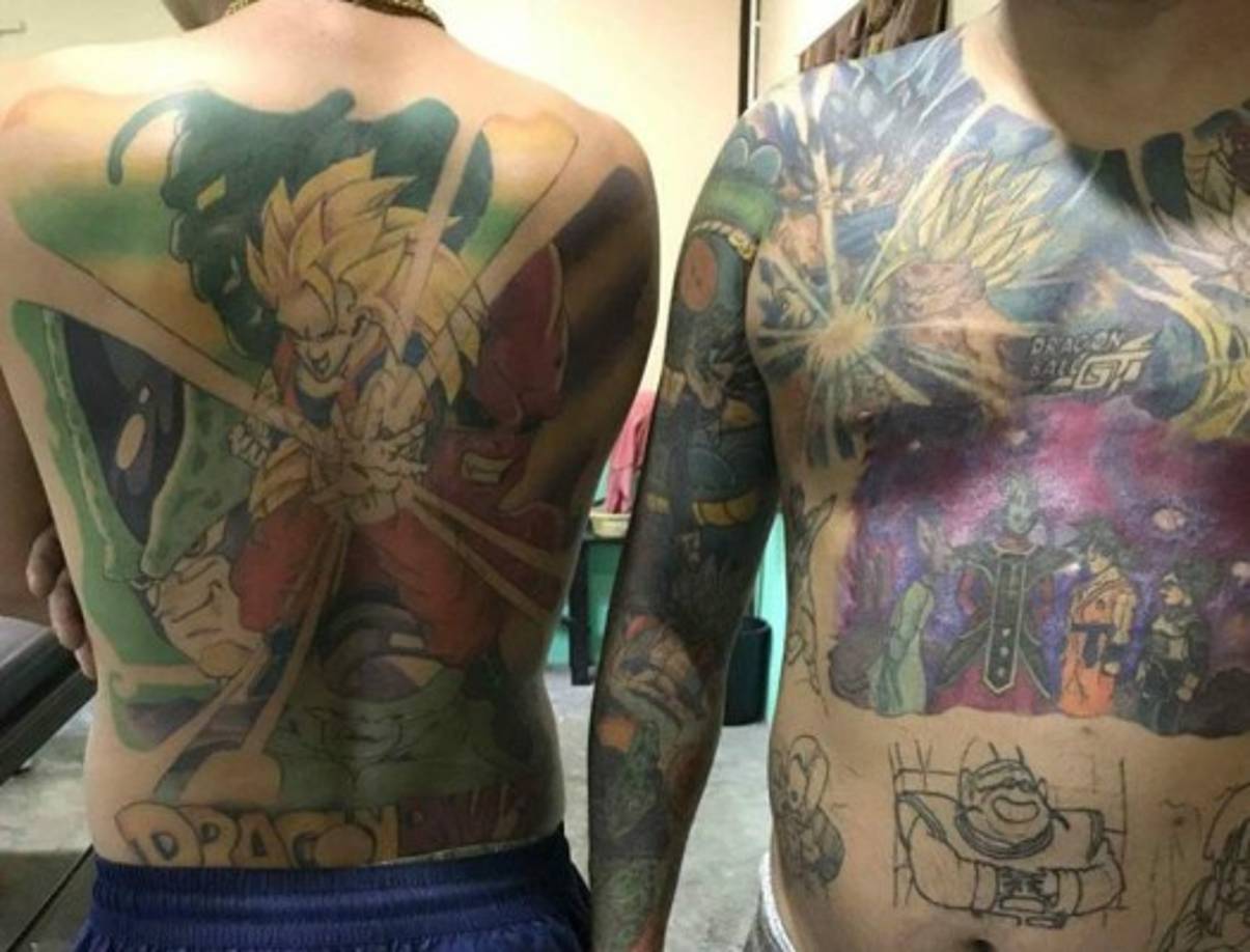 En la imagen, el asiático junto a otro fanático de Dragon Ball que tiene en su espalda los personajes de Cell, Gokú, Majin Boo, Piccolo y Freezer.