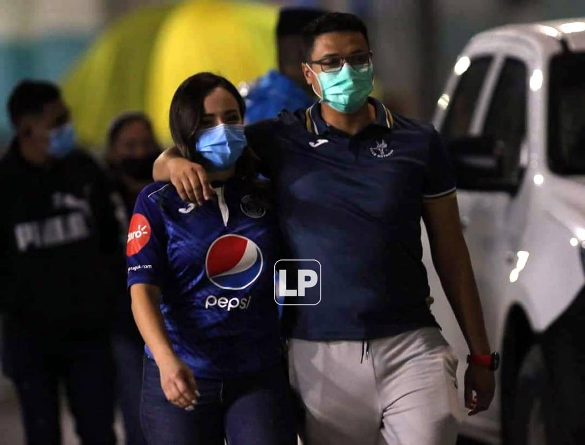 En pareja llegaron aficionados del Motagua al clásico capitalino.