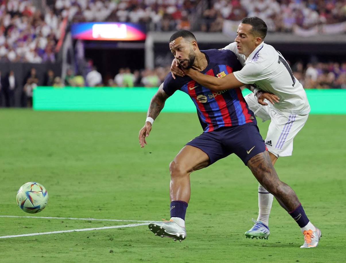 Lucas Vázquez se le colgó a Memphis Depay para frenarlo.