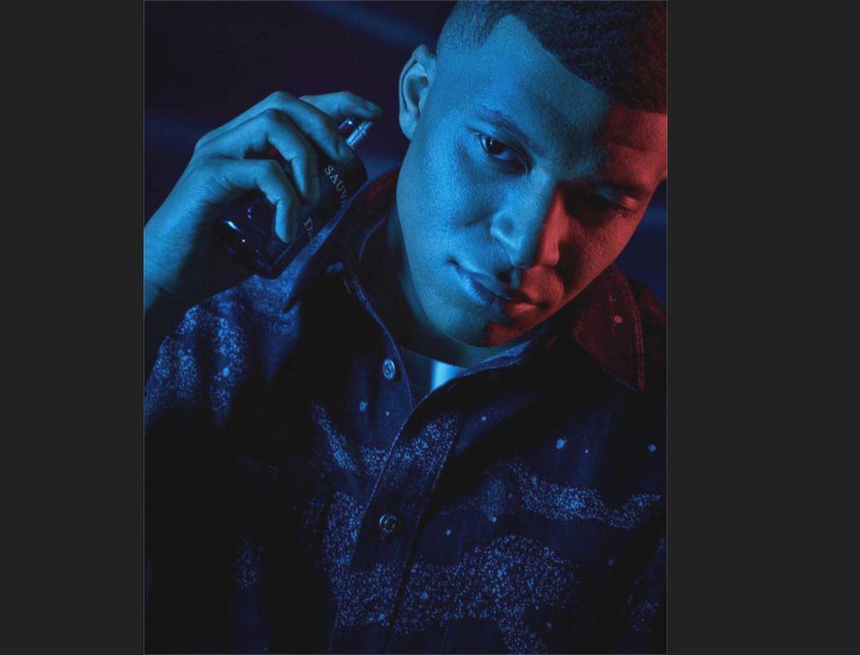 “No puedo esperar a compartir nuestra colaboración en moda masculina y la fragancia de Sauvage”, escribió.