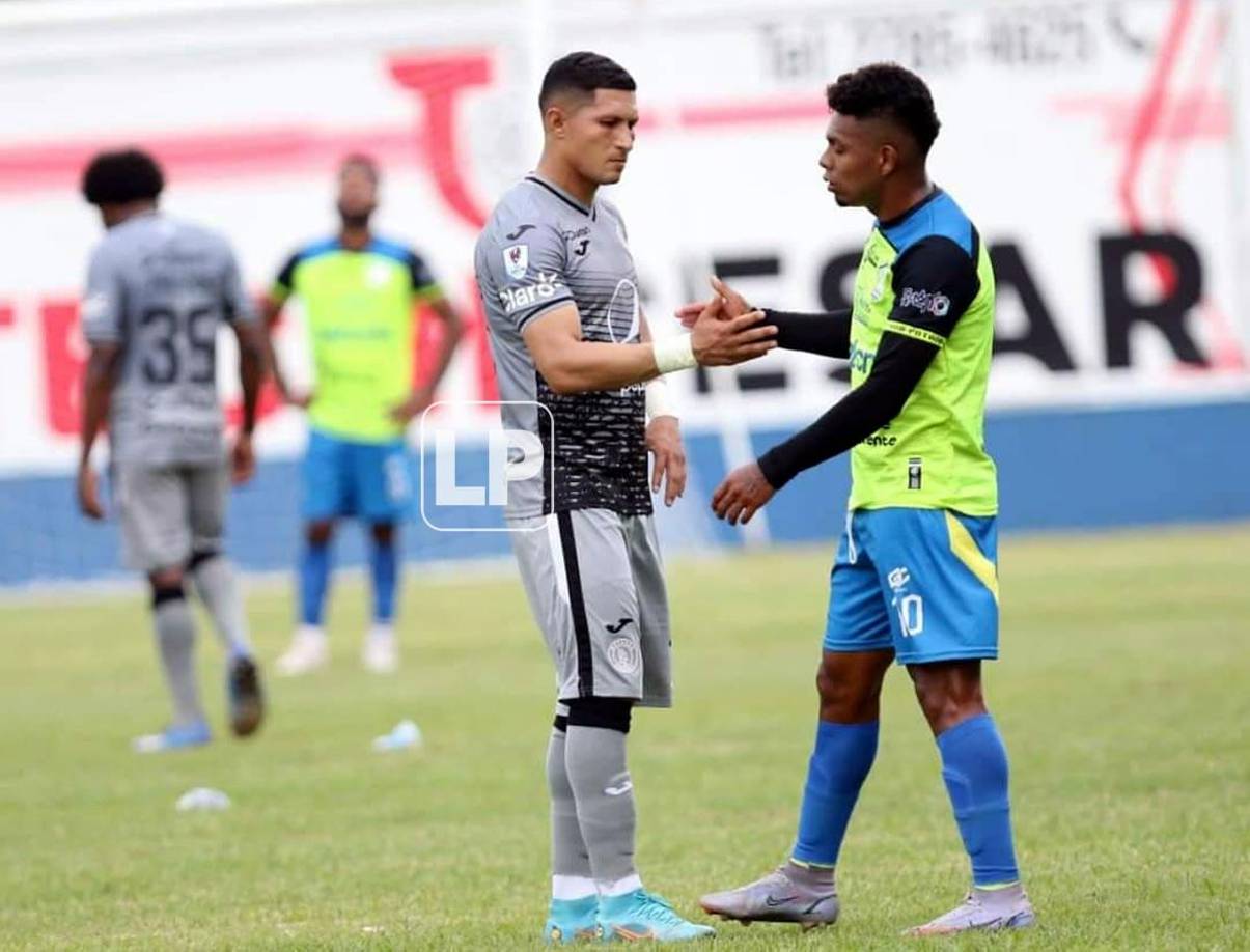 Héctor Castellanos saludando al jugador del Olancho, Carlos Castellanos.